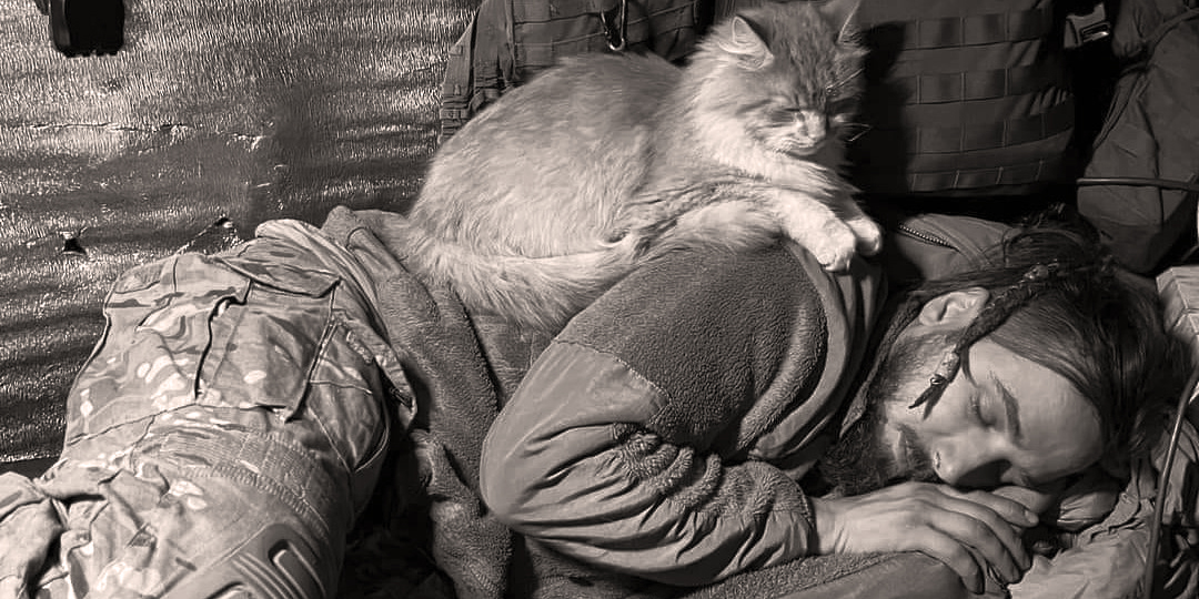 Maksym Krywcow z kotem